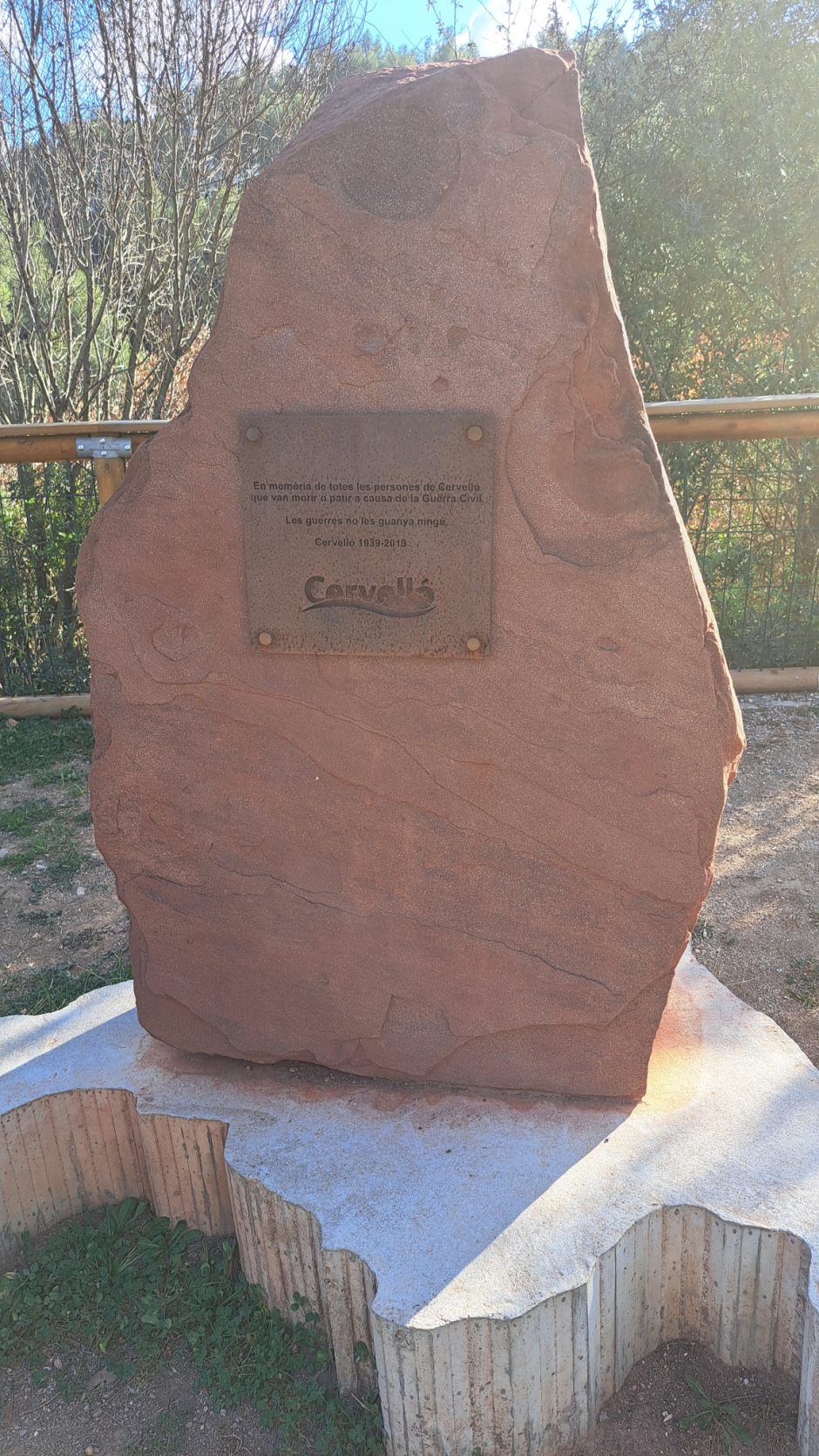 Detall de la placa amb la llegenda. 