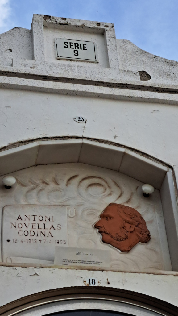 Tomba d'Antoni Novellas, escultor aficionat de Cervelló.