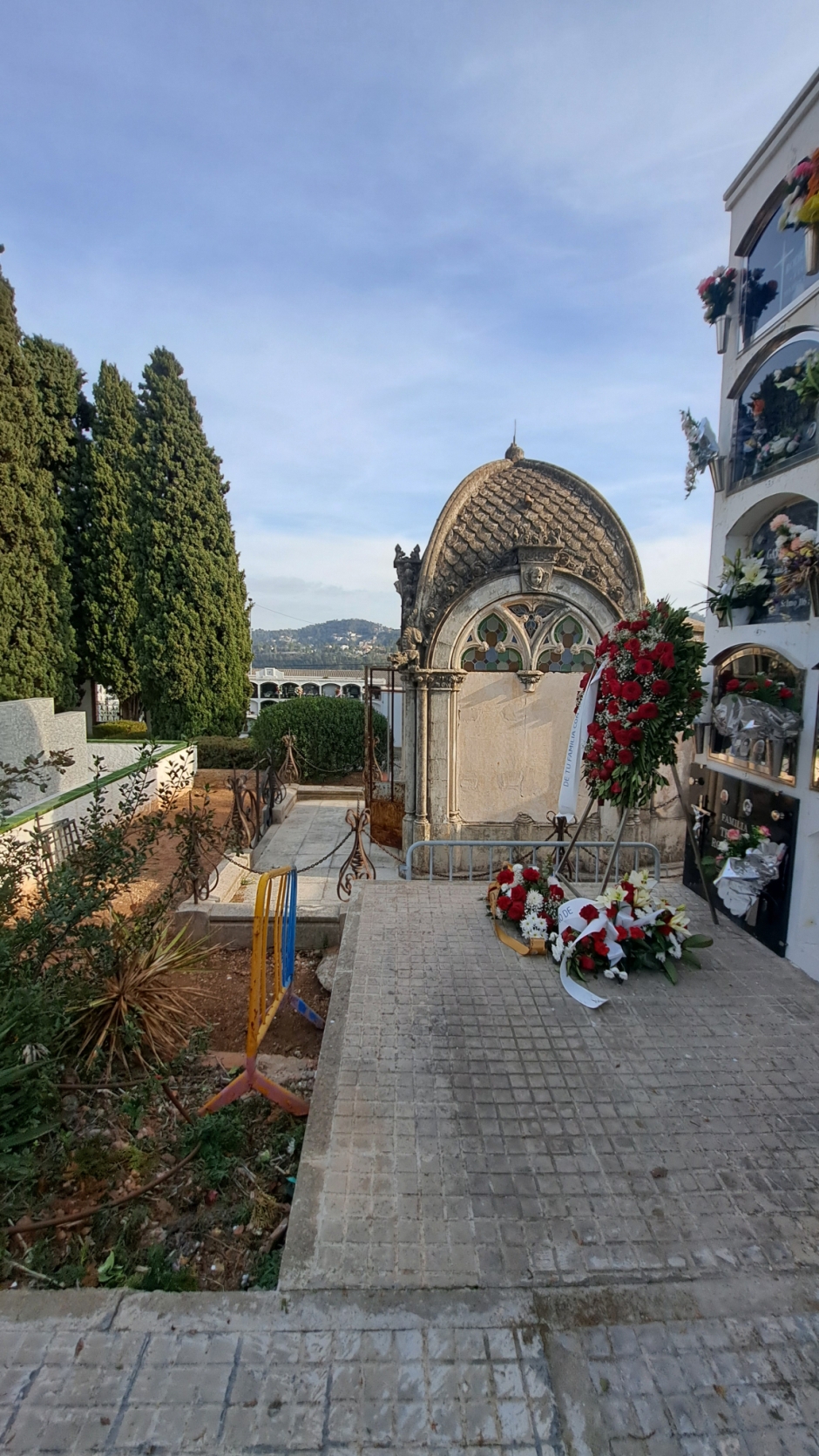 Vista general del cementiri, amb el mausoleu modernista al fons. 