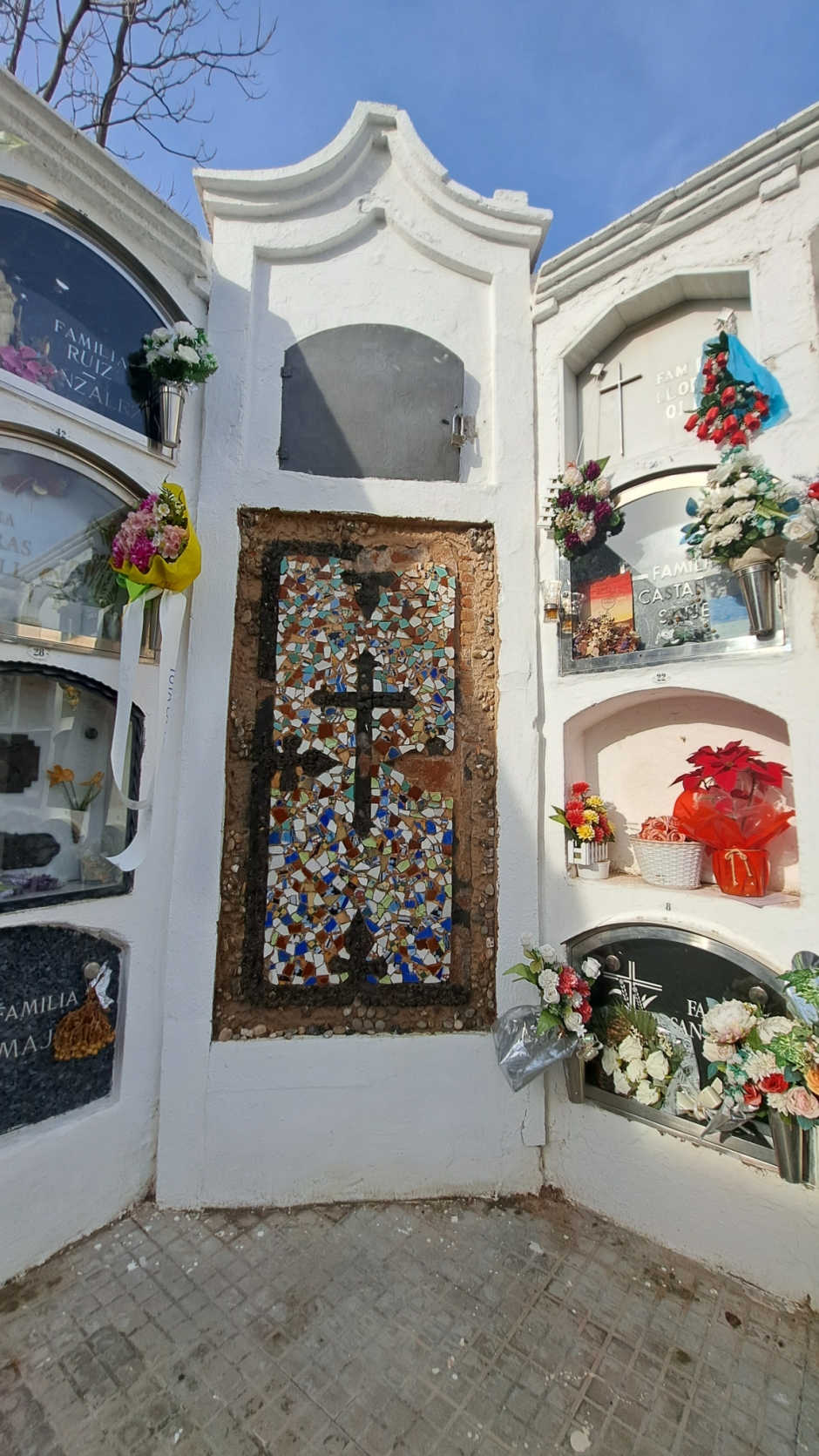 Creu a la zona antiga de nínxols. 