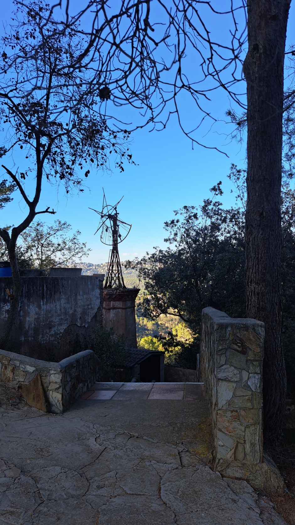 Vista general en relació al conjunt, des de la terrassa on es troba l'ermita del Remei. 