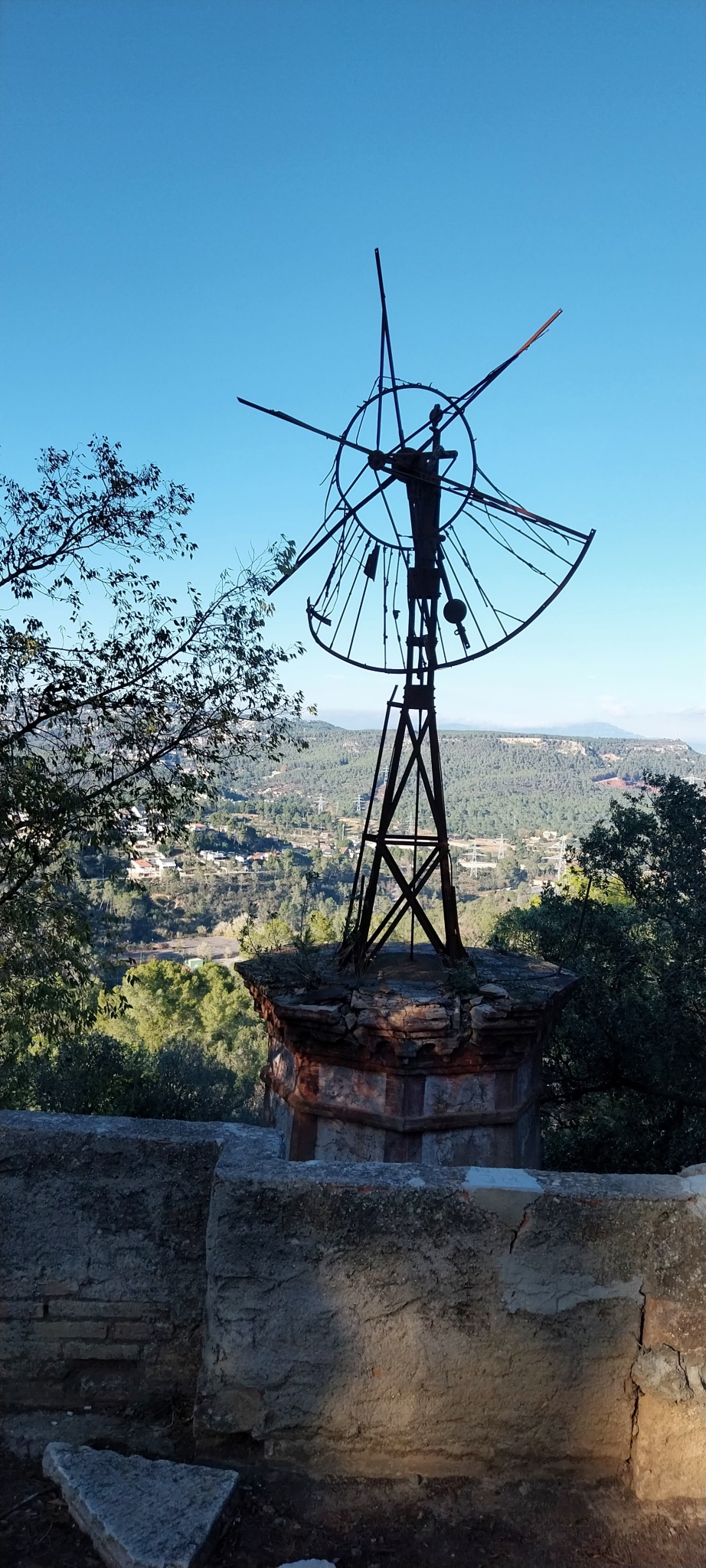 El molí i el seu basament.