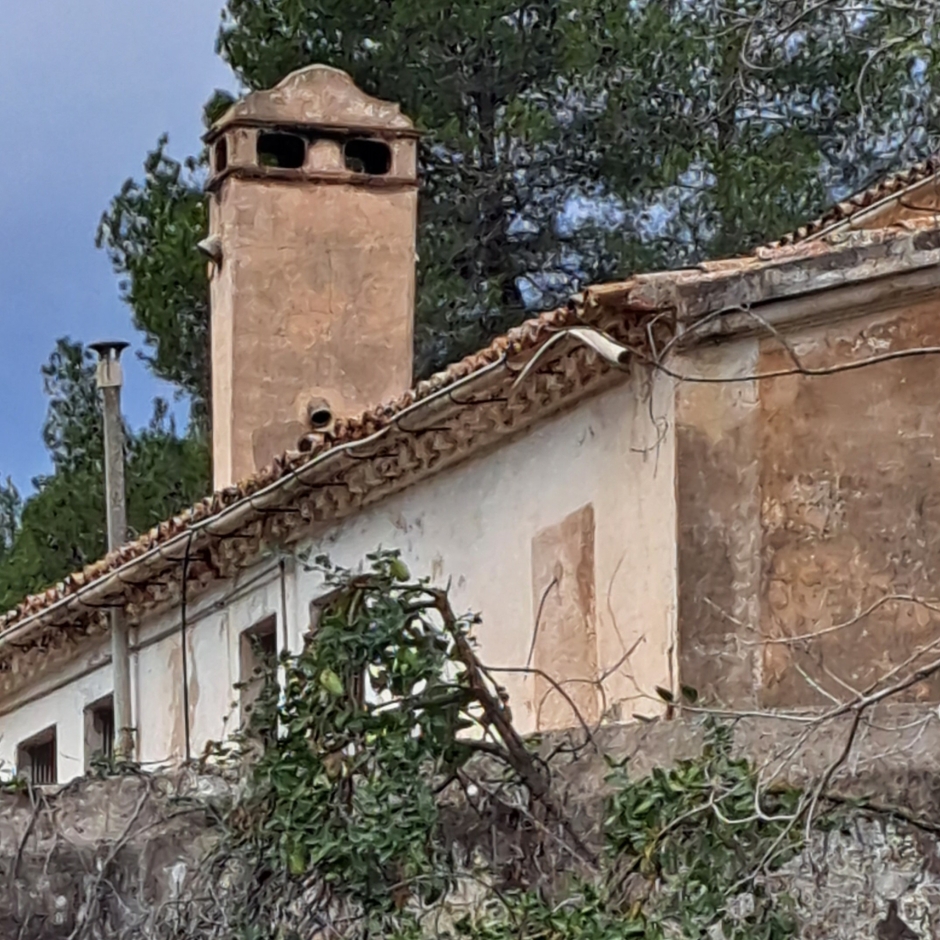 Detall del rellotge a la façana posterior. 