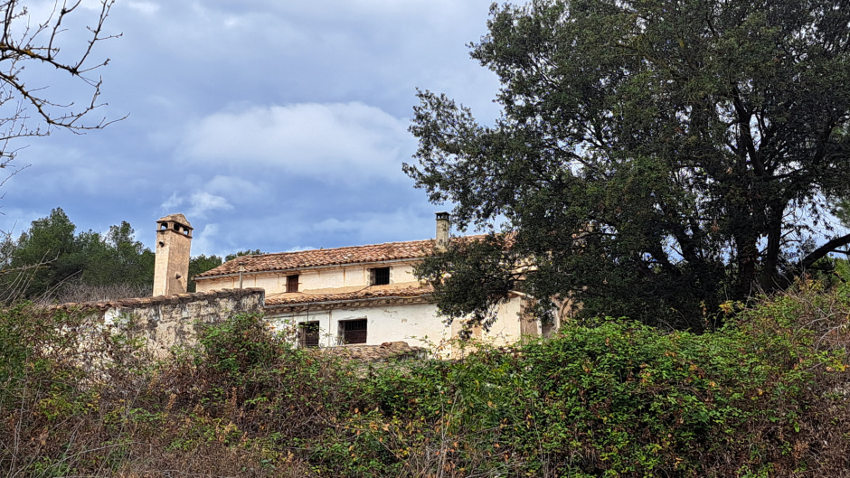Façana posterior de la masia on s'ubica el rellotge de sol. 