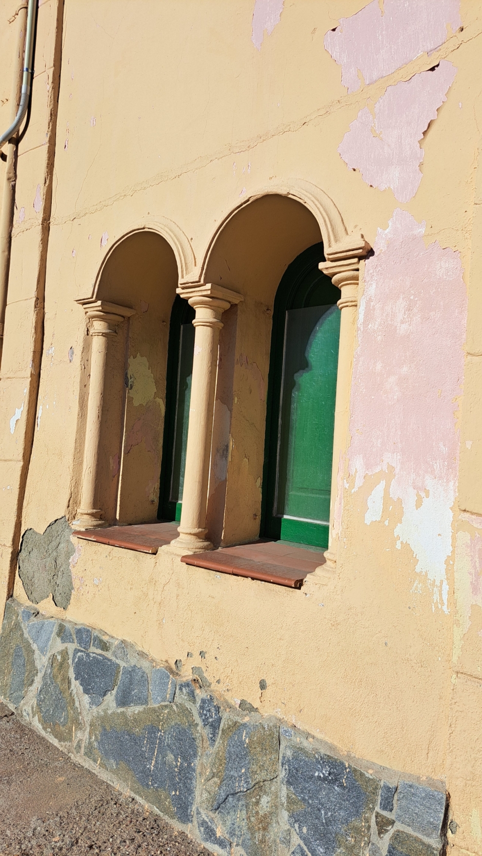 Finestres d'arcs geminats a sobre de columnetes. 