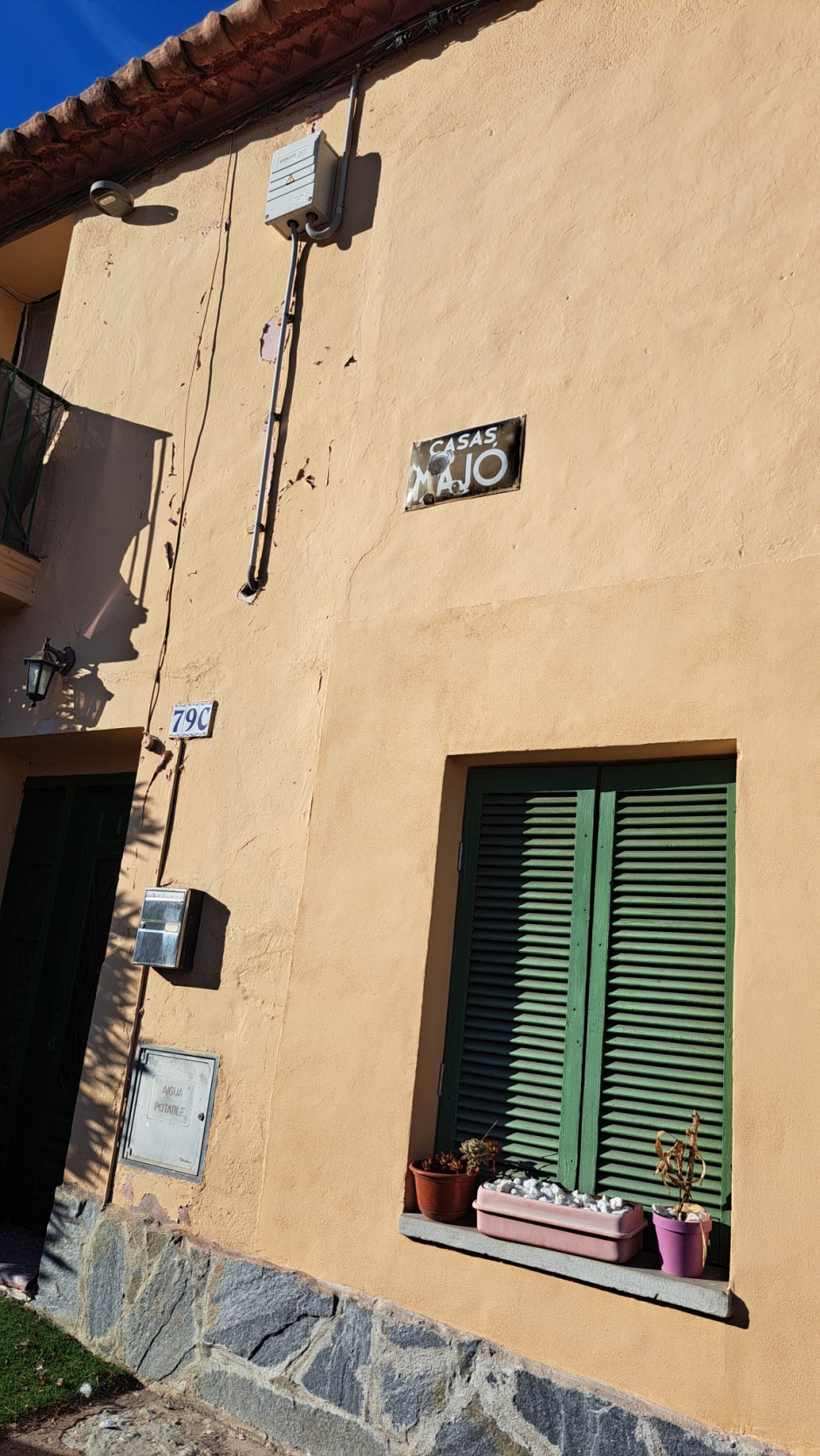 Antiga placa indicadora de l'immoble. 