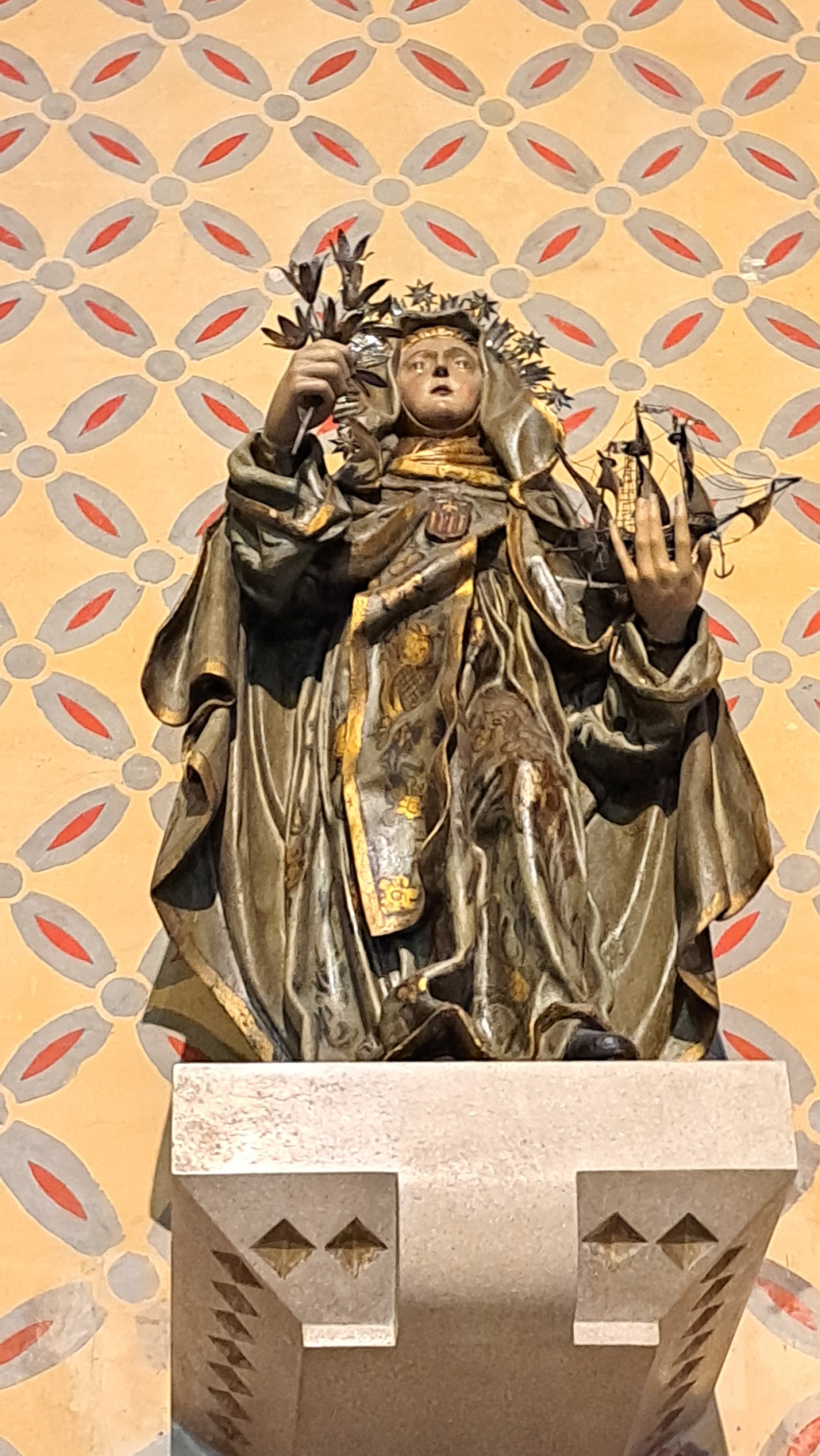 Imatge de Santa Maria de Cervelló, talla de fusta policromada que representa a la santa amb l'hàbit. Sosté a les mans un lliri i un galió.