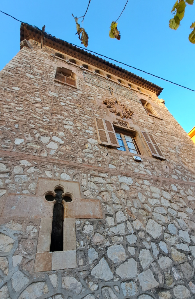 Detall del paredat i les finestres de la façana orientada al carrer Major.