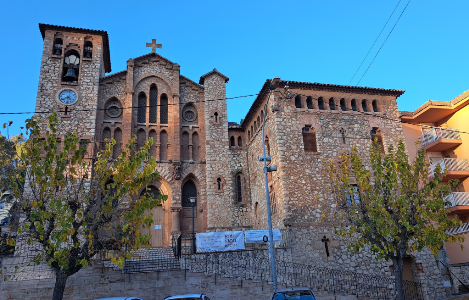 Vista de conjunt: la rectoria està adossada a l'església de Sant Esteve.