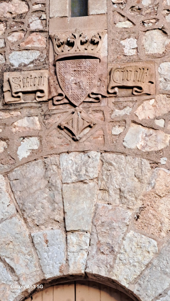 Portal d'accés d'arc rodó. Al damunt hi ha l'escut amb arma parlant de Cervelló, amb ornaments vegetals i el nom de l'advocació de l'església inscrit dins d'una cinta decorativa.