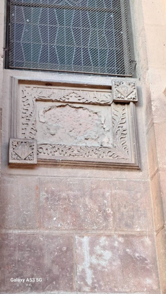 Placa decorativa heràldica destruïda.