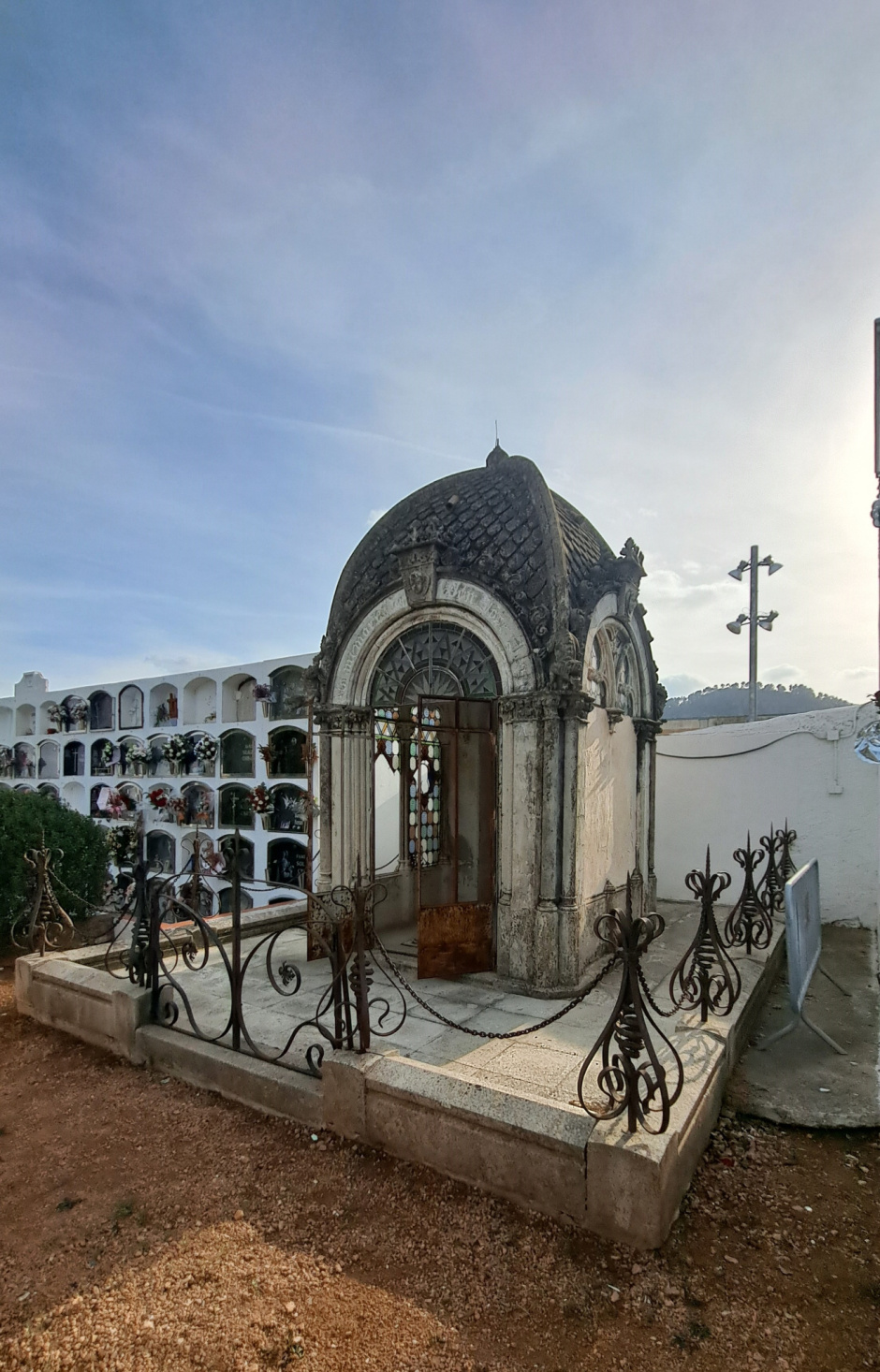 Vista general del monument funerari. 