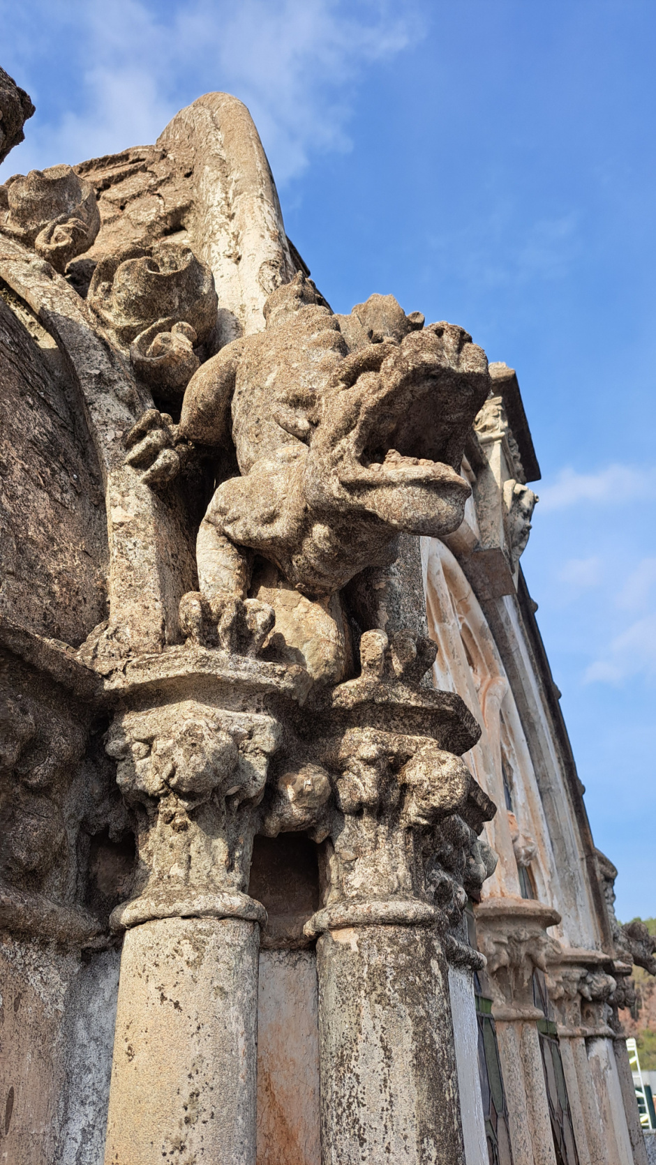 Detall de falsa gàrgola. 