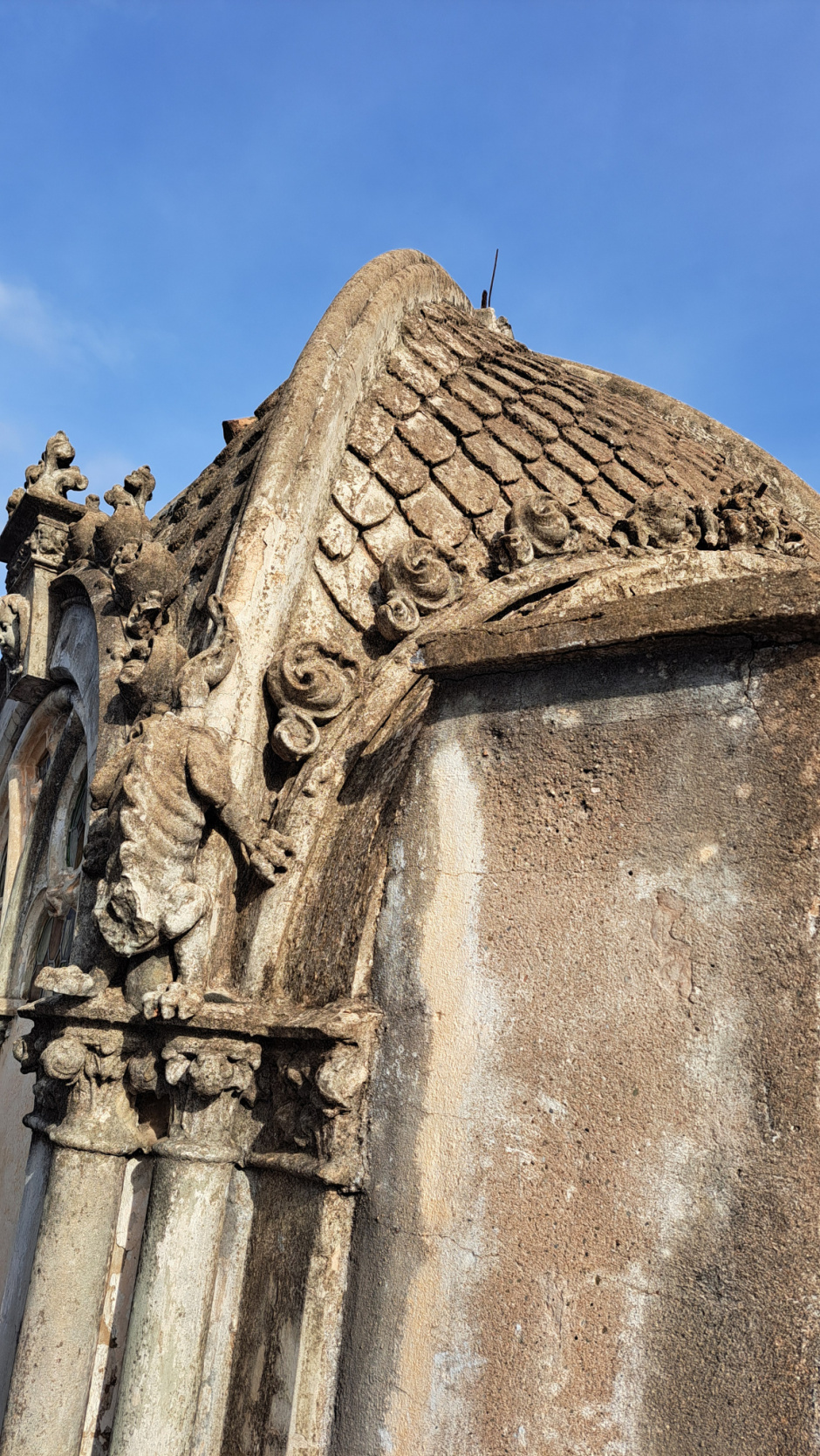 Coberta d'escates i nervadures en les quals pugen animals fantàstics.