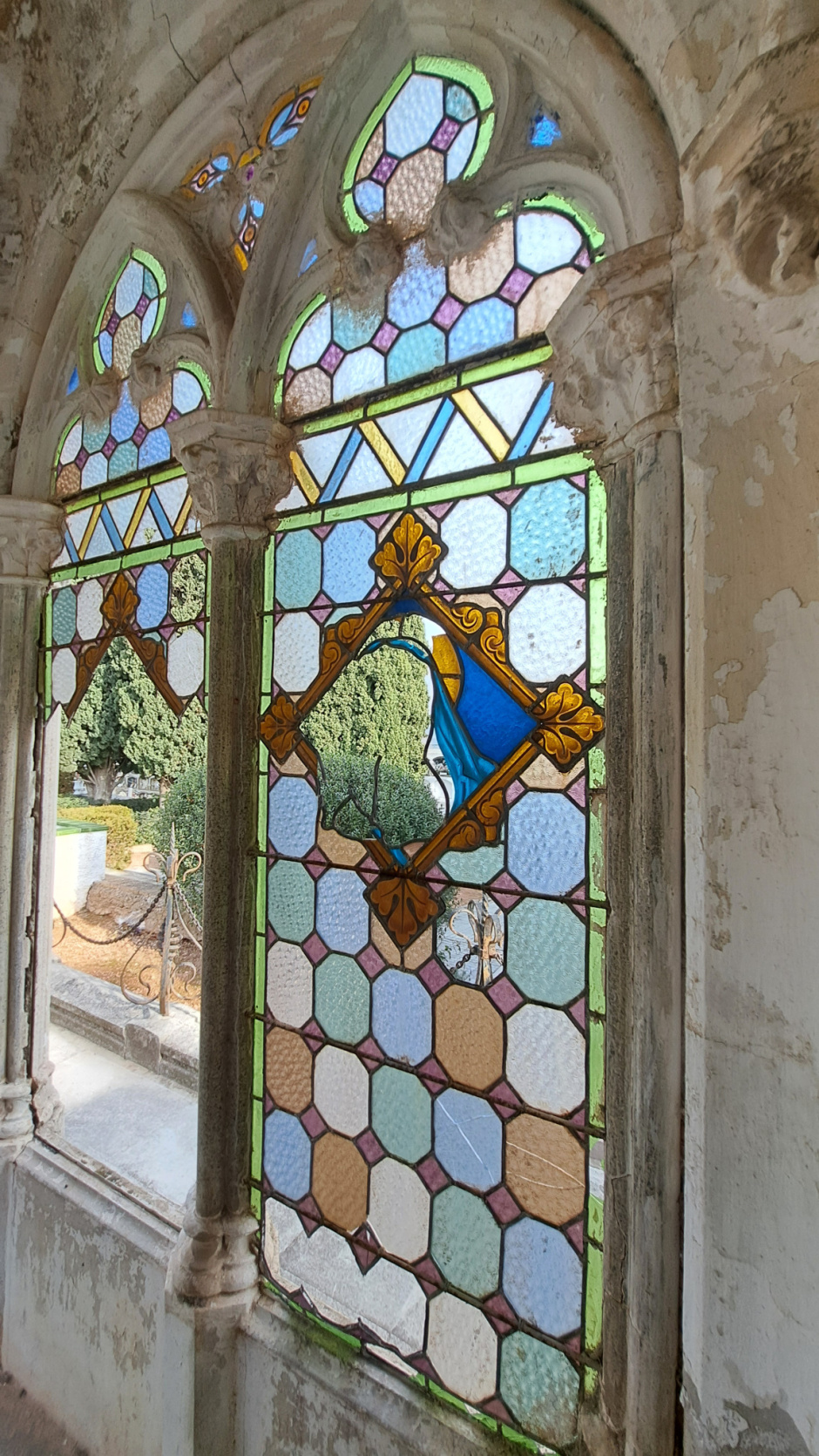 Detall de vitralls trencats.
