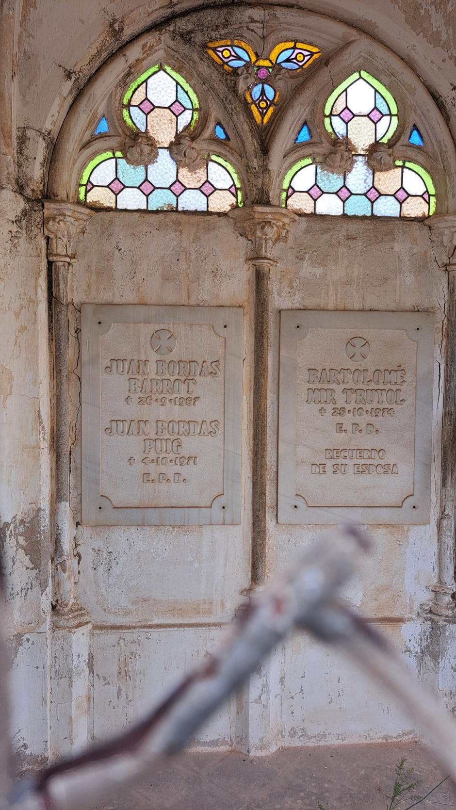 Vitralls dins d'arcs d'imitació gòtica.