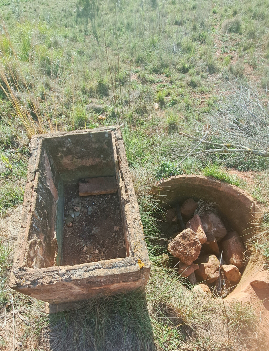 Detall de la pica i el dipósit d'aprovisionament d'aigua. 