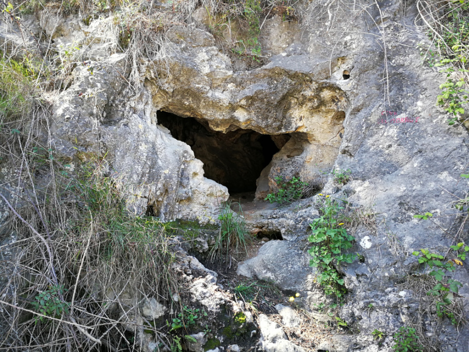 Situació i entrada de la cova. Foto: Fermín Fernández