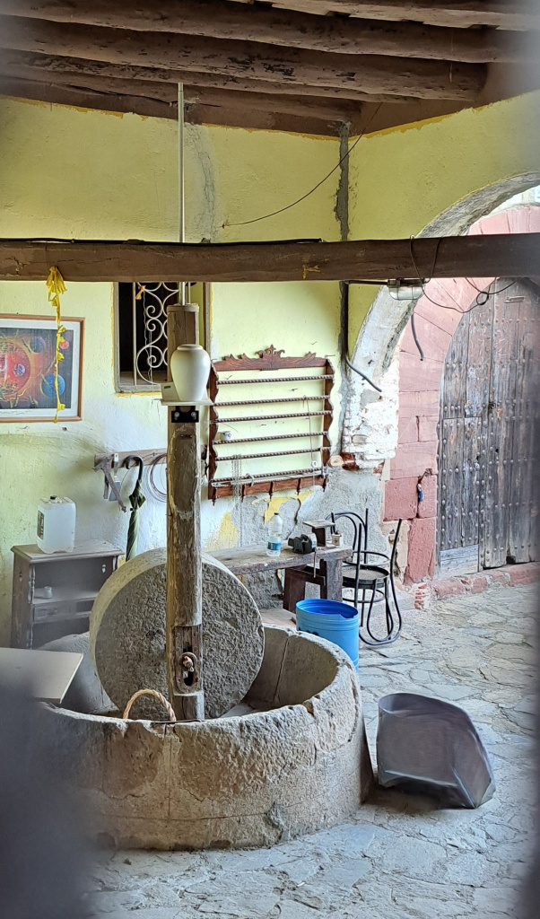 Vista actual del trull d'oli, des de la porta del barri.