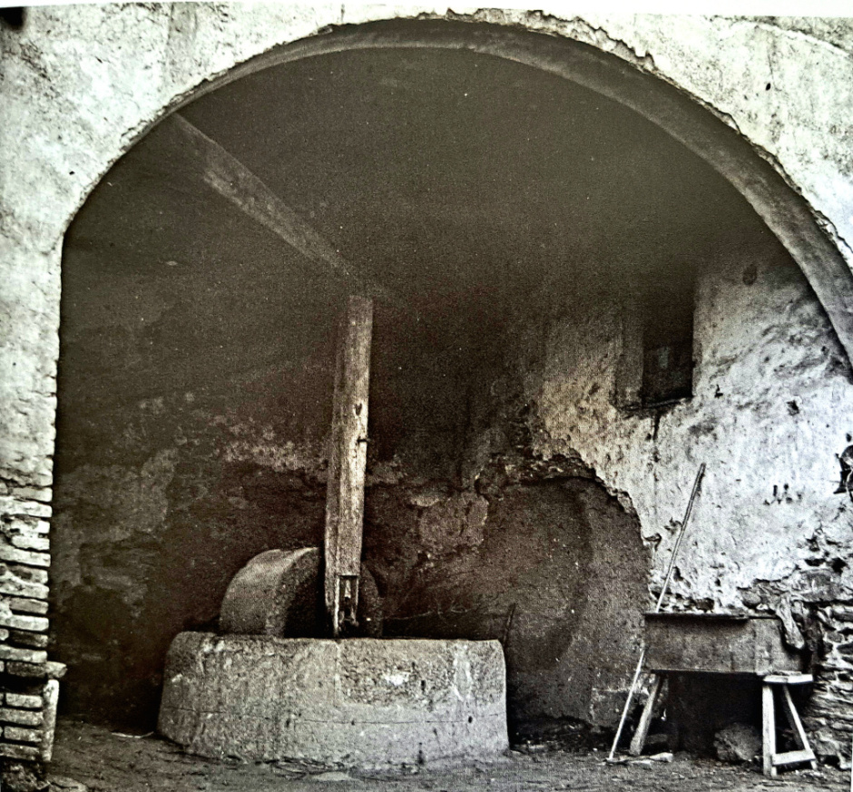 imatge dels anys vint del trull d'oli. Foto: Josep Doménech i Sàbat/AFEC. Del llibre:Cervelló desaparegut, p 43.