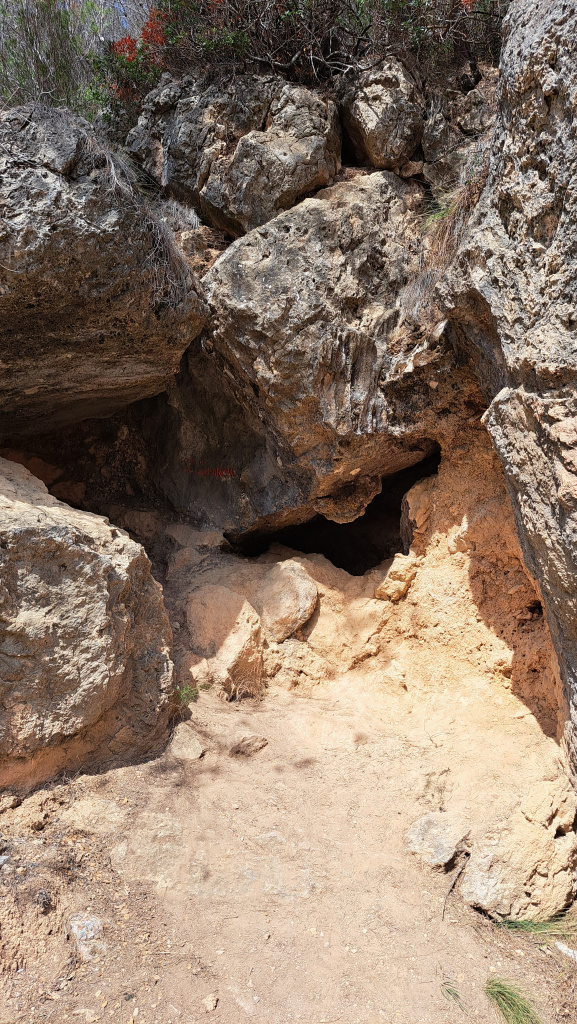 Detall de l'accés a la cova.