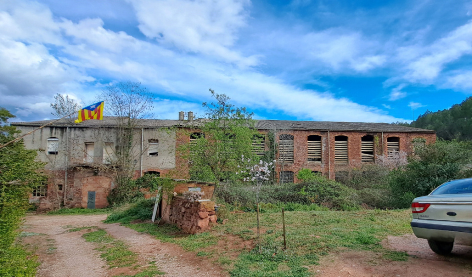 Camí d'accés i façana principal.