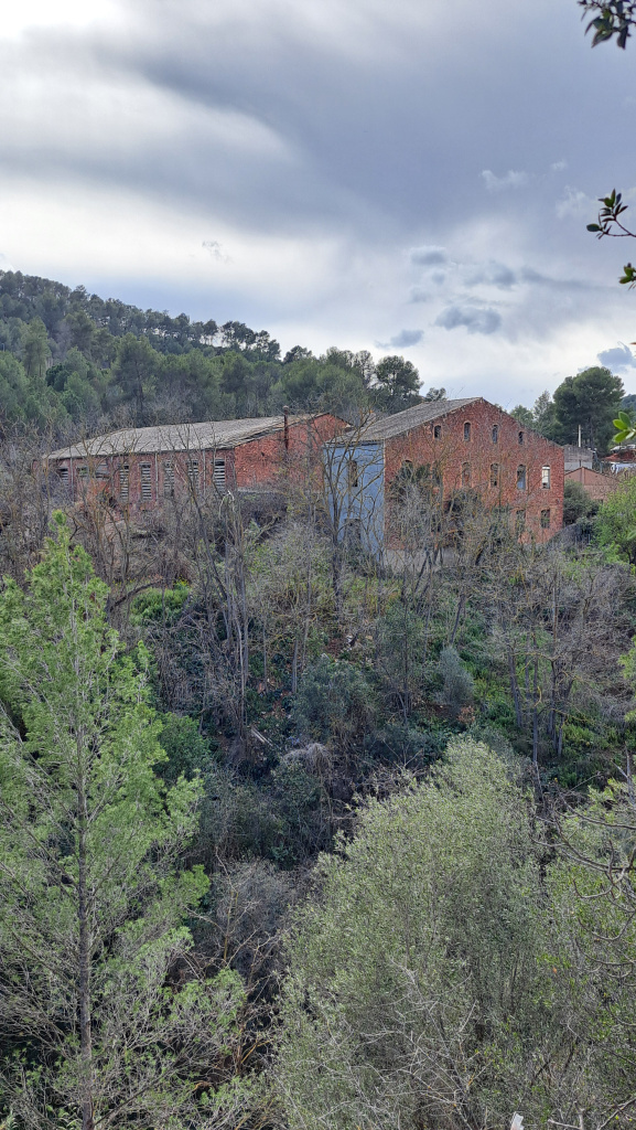 Vista general del conjunt arquitectònic des d'aigües avall de la riera de Cervelló.