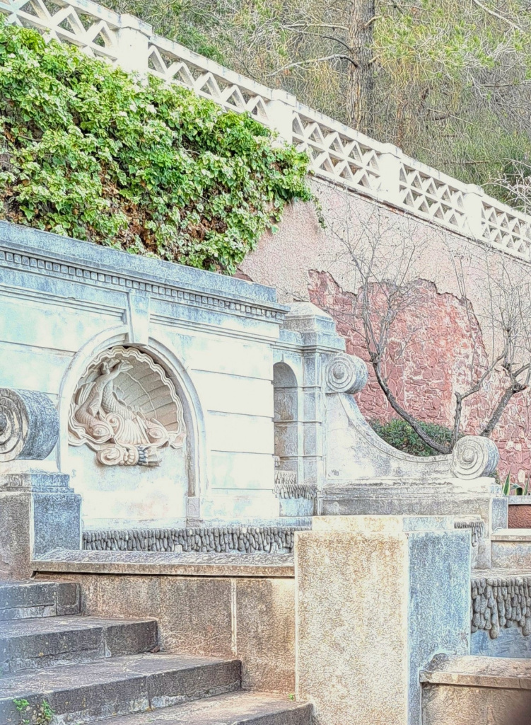 La font és una còpia de la dels Sis Putti de la plaça de Catalunya de Barcelona, obra de 1926 de Jaume Otero.