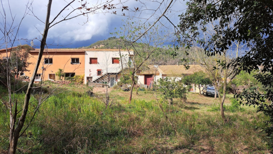 Vista frontal de les antigues cases de la colònia.