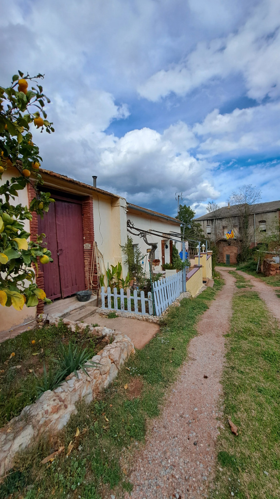 Façanes laterals de les cases, en primer terme la porta de l'antiga capella.