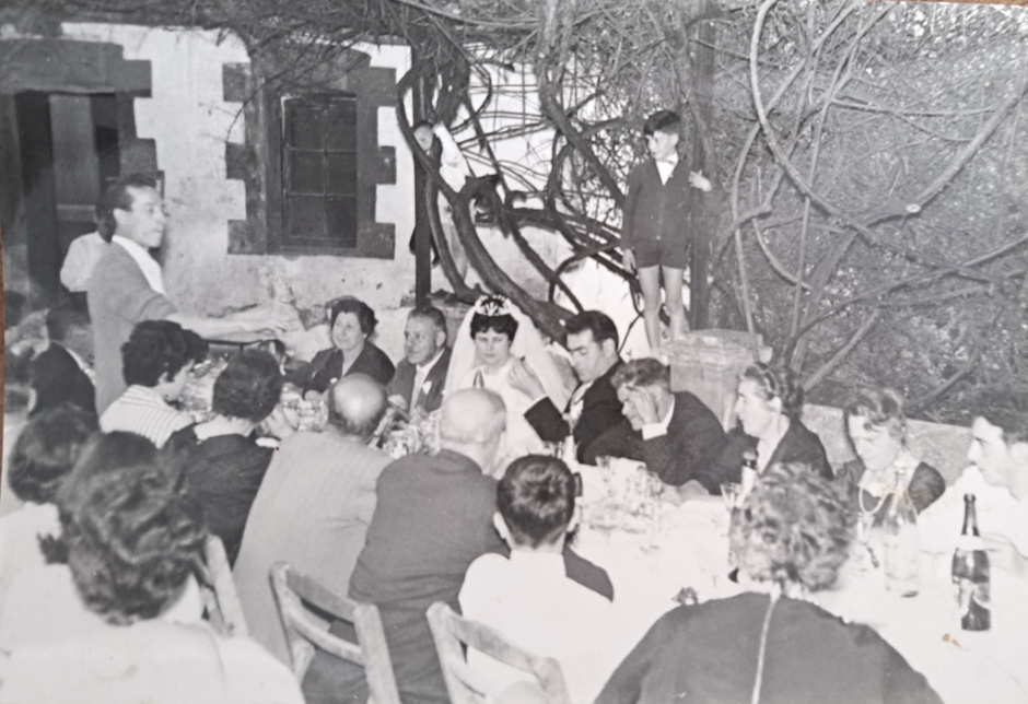 Imatge antiga del restaurant ubicat en una de les cases de la colònia. Foto: autor desconegut. Col·lecció Família Oller