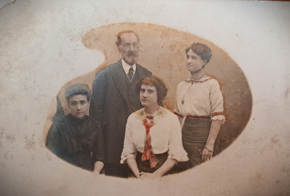 La familia Gispert, propietària i iniciadora de la colònica al complet.