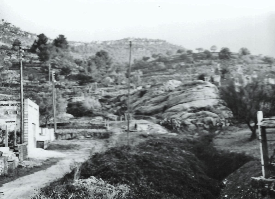 Foto històrica del torrent de la Mala Dona anterior a l'any 1970. Autor desconegut. Fons documental del Grup de Recerca de Cervelló.
