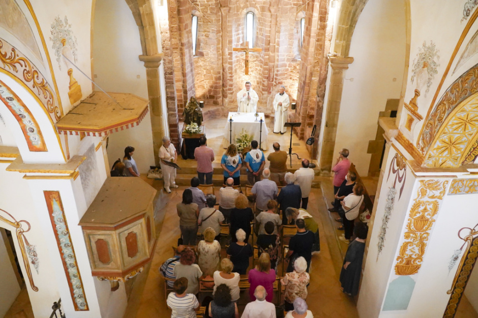 Celebració de l'Aplec l'any 2023, a l'interior del temple. Foto: Ajuntament de Cervelló.
