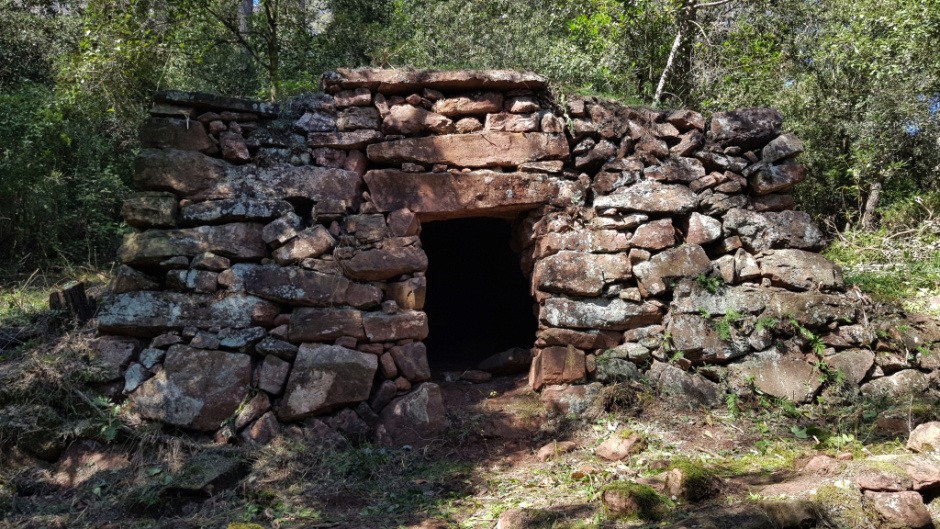 Frontal amb el detall de la doble llinda i el voladís damunt de la porta. Foto: Fermín Fernández 