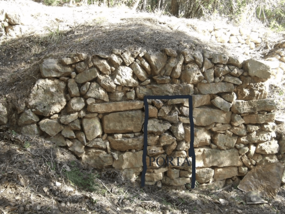 Frontal de la barraca, marcada la porta tapiada - Foto: Fermín Fernández 