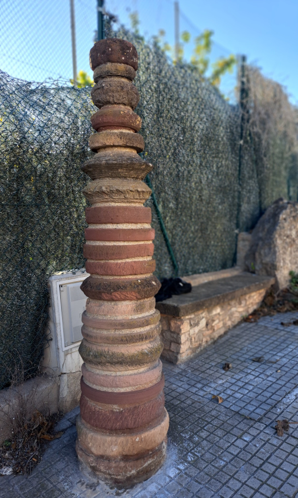 Vista de detall de l'escultura.