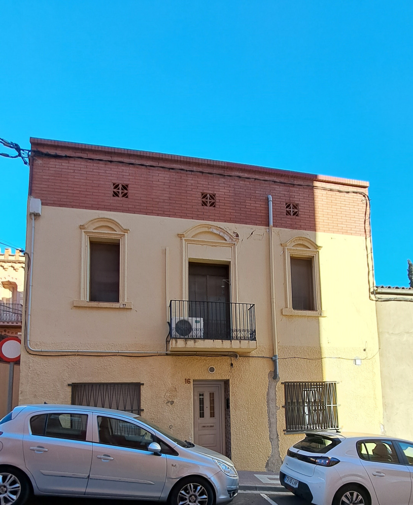 Vista frontal de la façana.