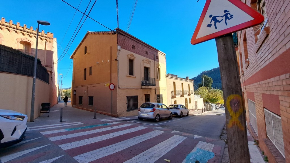 L'edifici en el seu entorn de carrer.