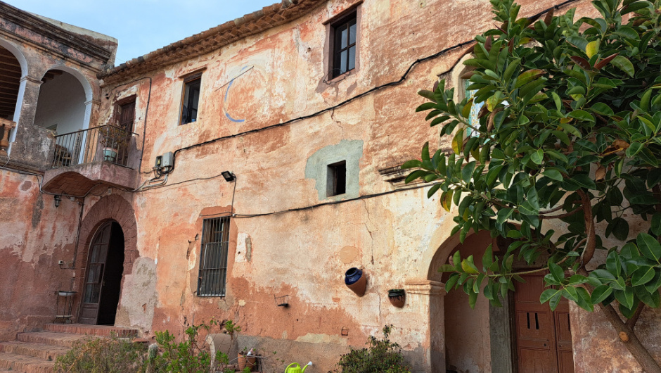 Vista general de la casa: la capella està ubicada a la dreta.
