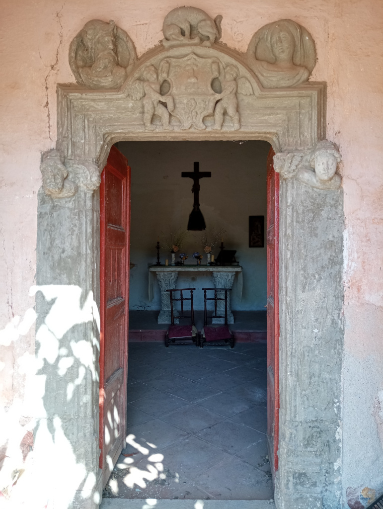 Portada de la capella: al fons l'altar i l'ara. Fotografia: Rosaura Serra.