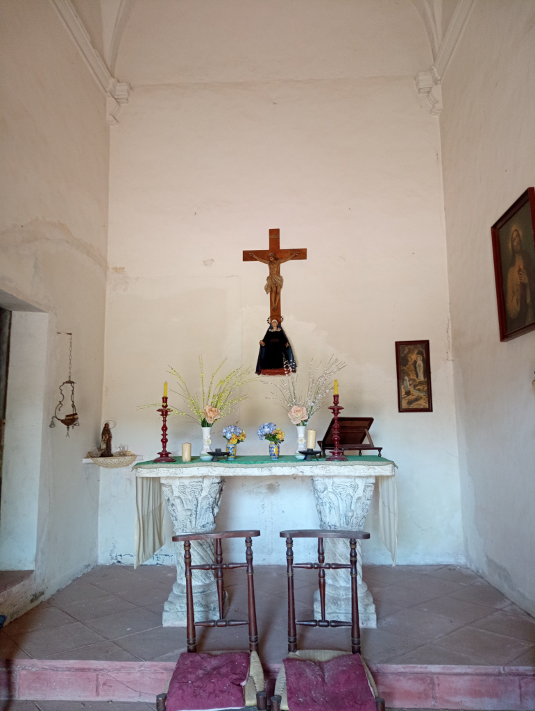 Detall de l'ara de l'altar amb les columnes de capitells decorats. Fotografia: Rosaura Serra.
