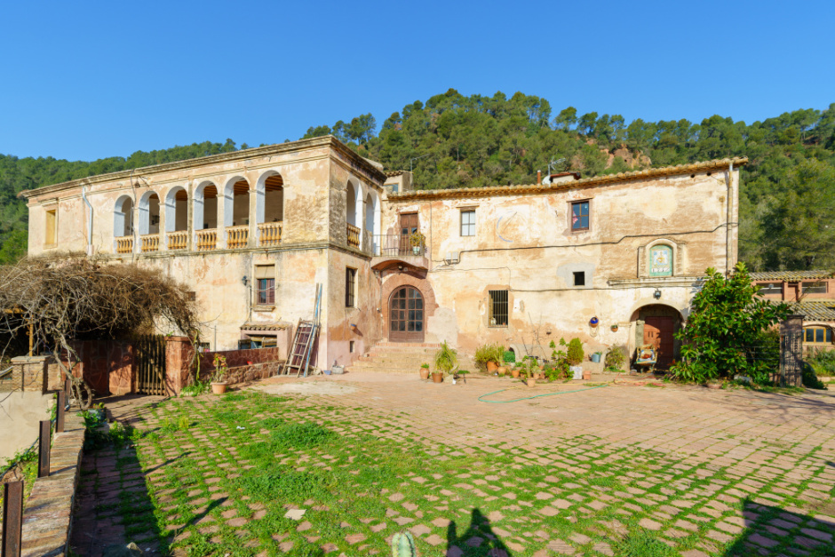 Vista general de la ubicació de la capella en relació al mas. Fotografia: Fermín Fernández.