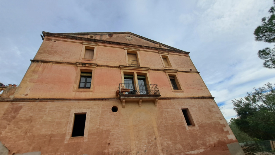La façana Oest de l'edificació, on es troba el rellotge. 