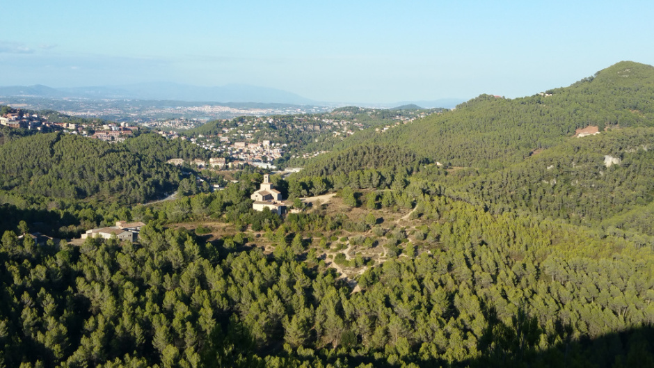 Vista genèrica de la zona, amb el monestir de Sant Ponç al fons. 