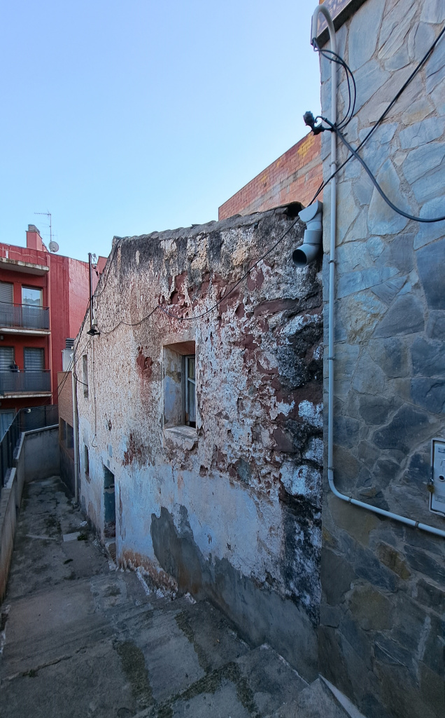 Vista general de la façana i la seva posició en el carrer. 