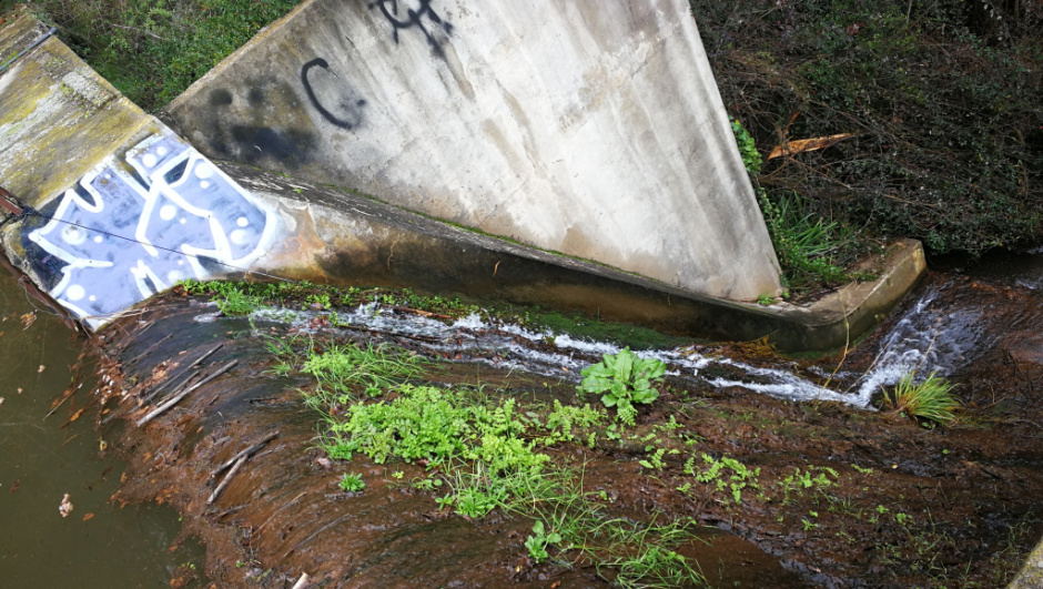 Detall de l'antiga presa. Foto Fermín Fernández.