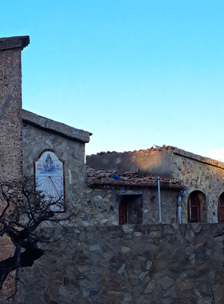 El rellotge a la façana sud, que dona a l'interior del conjunt edificat.