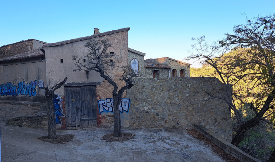 Detall del conjunt edificat en el qual està allotjat el rellotge de sol.