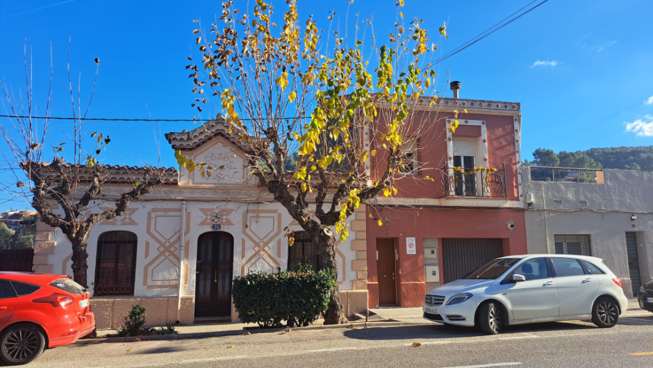 Vista frontal dels dos habitatges.